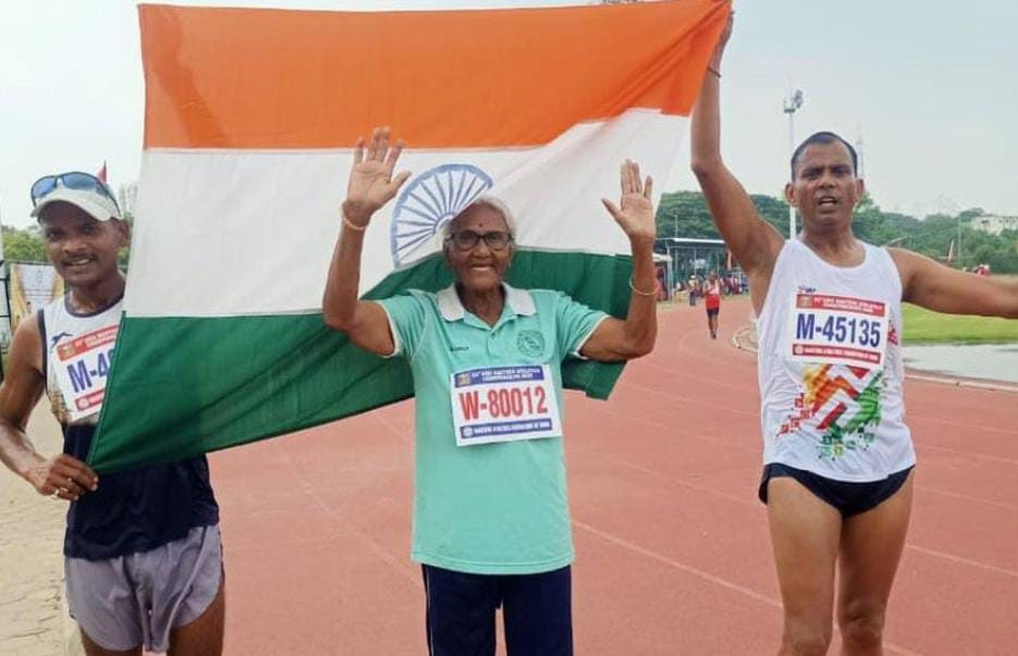 হেঁটে হেঁটে সোনালী সাফল্য , ৮২ বছর বয়সে বিশ্বমঞ্চে সেরার তকমা অনিমা তালুকদারের