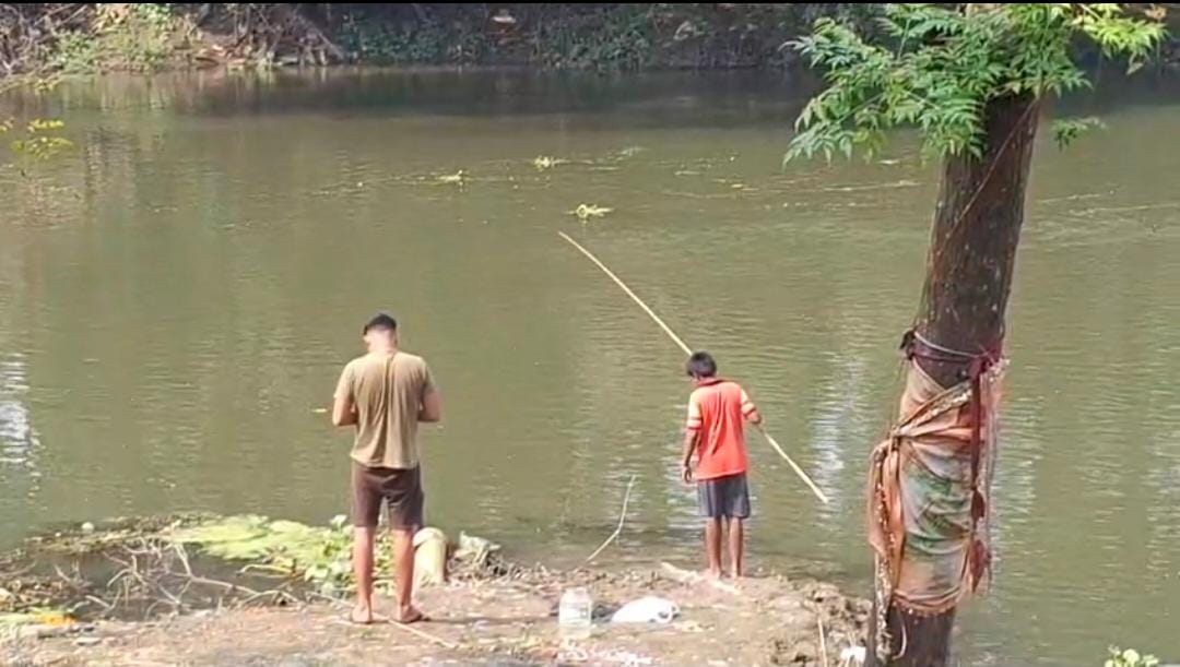 ছোট্ট হাতে ধরা পড়লো বড়ো রুই , ক্ষুদে রিতমের বড়ো সাফল্য