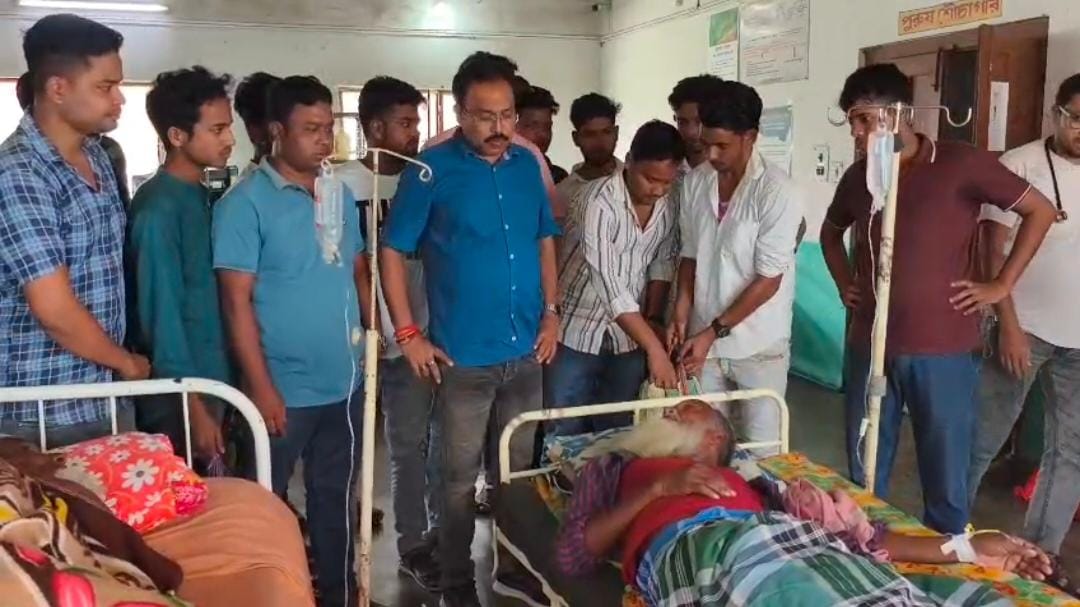 অভিষেকের জন্মদিন , হাসপাতালে রোগীদের মধ্যে ফল বিতরণ তৃণমূল সদস্যদের