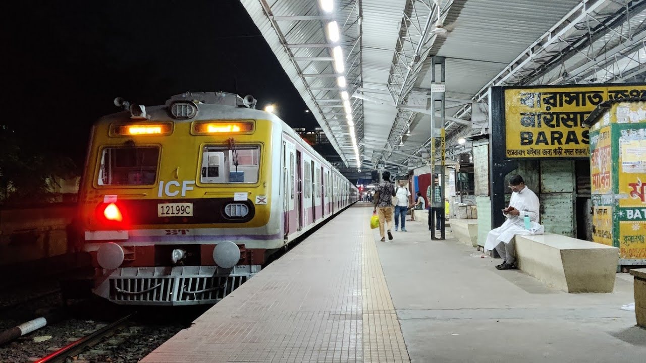 সন্ডালিয়ায় ট্র্যাফিক ব্লকে রাতভর বন্ধ বারাসত–হাসনাবাদ রেল চলাচল, বাতিল একাধিক লোকাল ট্রেন