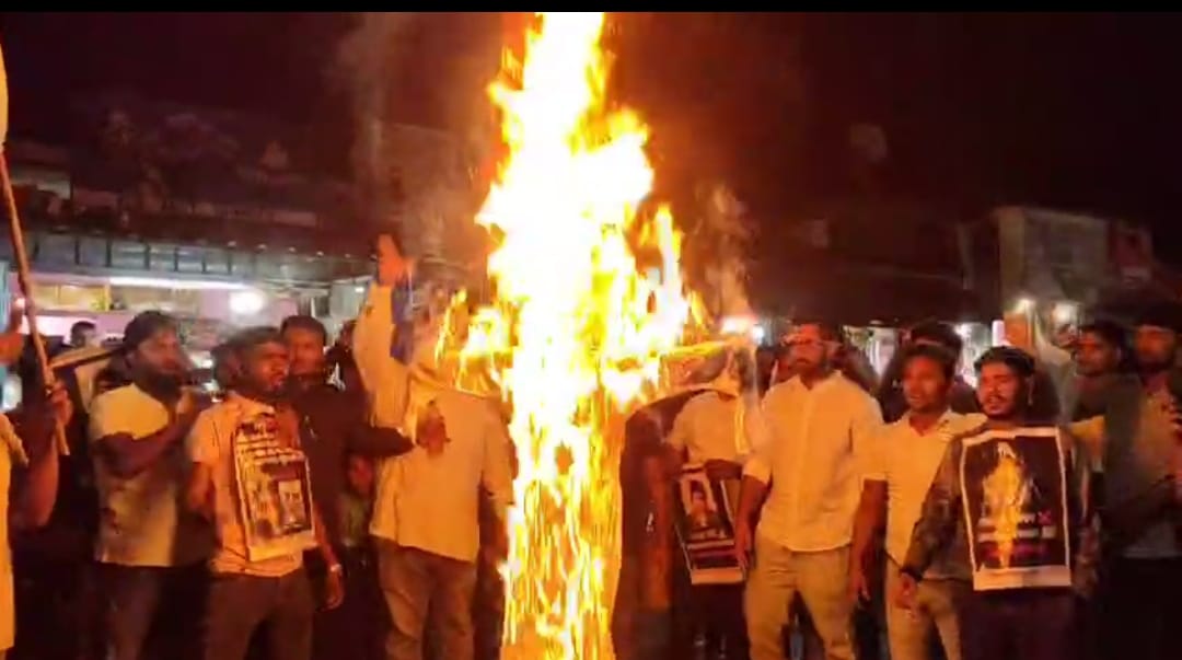 ফরাক্কায় ভোট চুরির অভিযোগে যুব কংগ্রেসের বিক্ষোভ, দাহ হল নরেন্দ্র মোদি সহ জ্ঞানেশ কুমারের কুশপুতুল