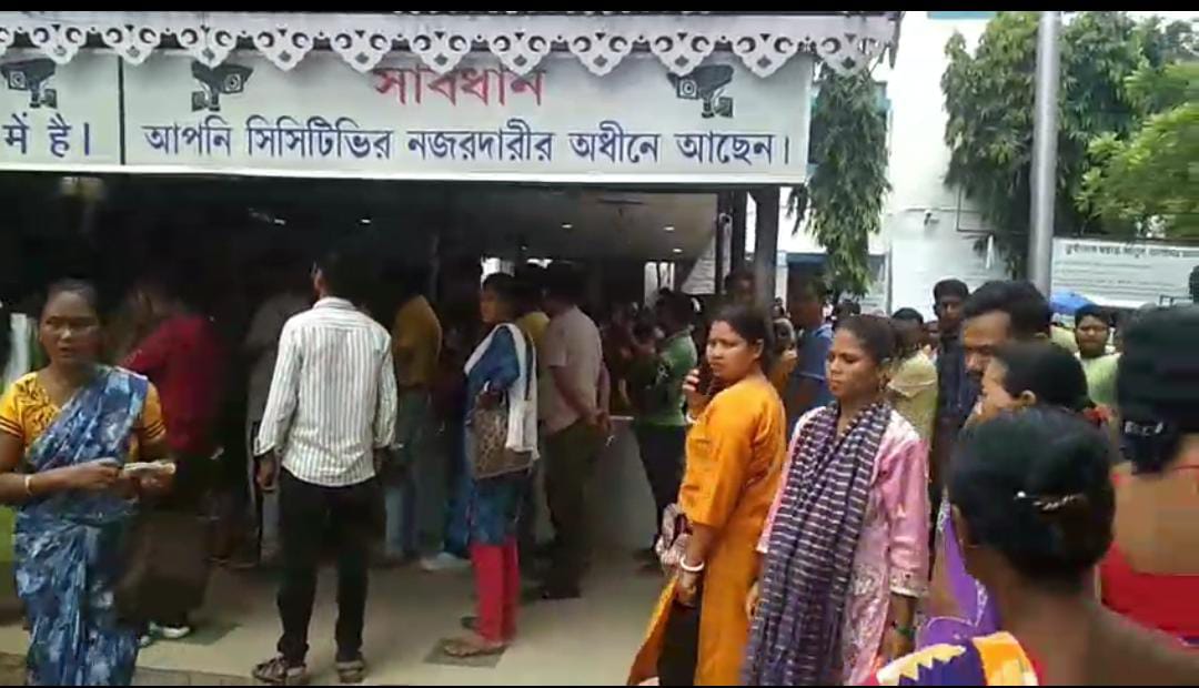 ডাক্তার দেখাতে নাকাল রোগীর পরিবার, বেহাল অবস্থা সরকারি হাসপাতালের