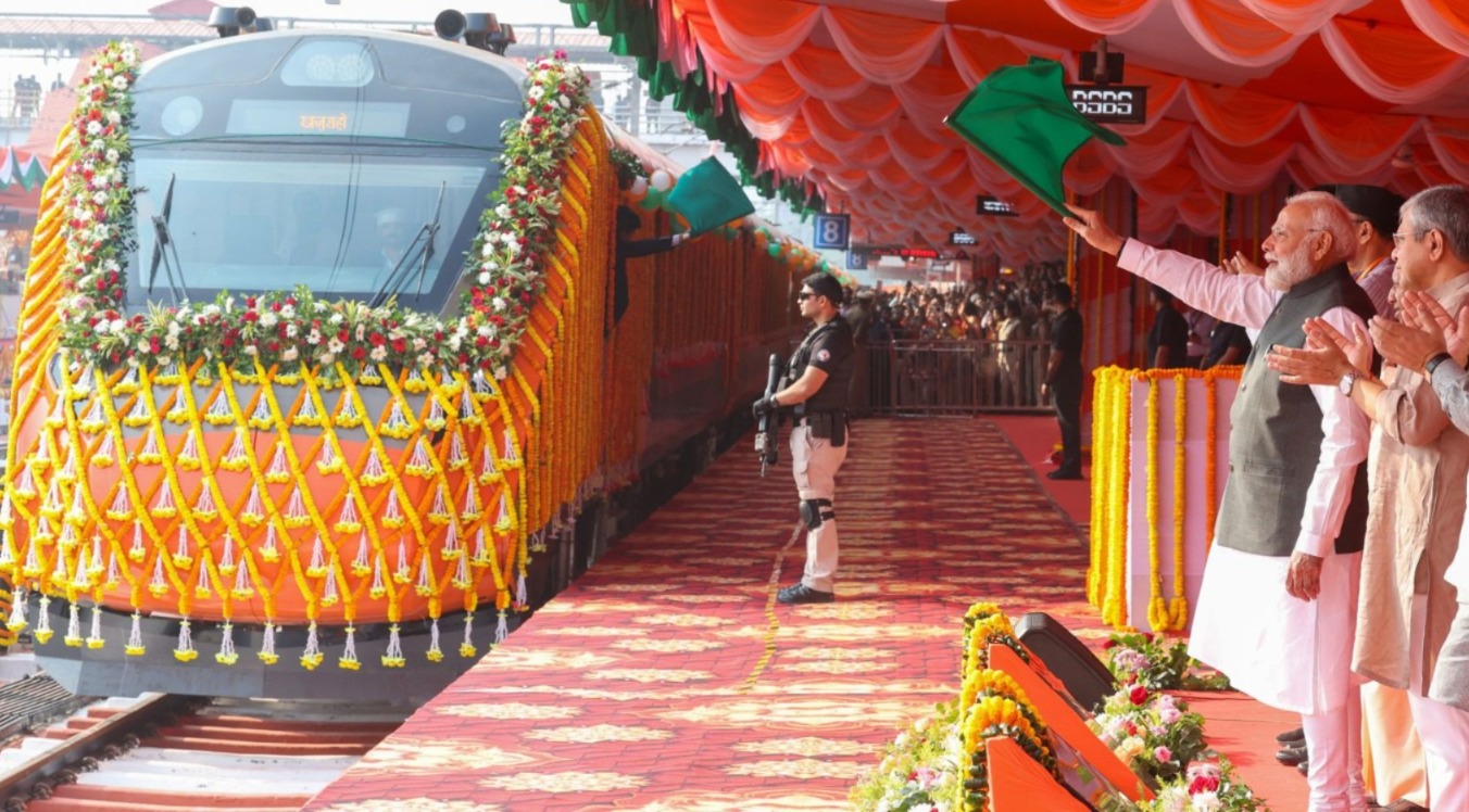 বারাণসী থেকে ৪ টি বন্দে ভারত এক্সপ্রেসের উদ্বোধন প্রধানমন্ত্রীর