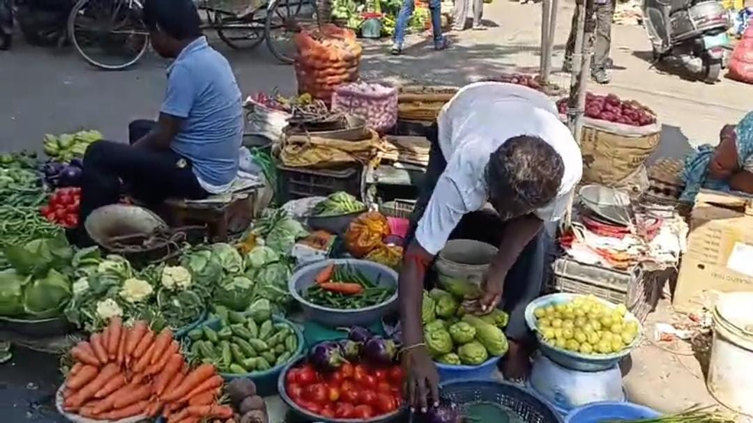সবজির দাম আকাশছোঁয়া , মাথায় হাত শিলিগুড়ি বাসীর