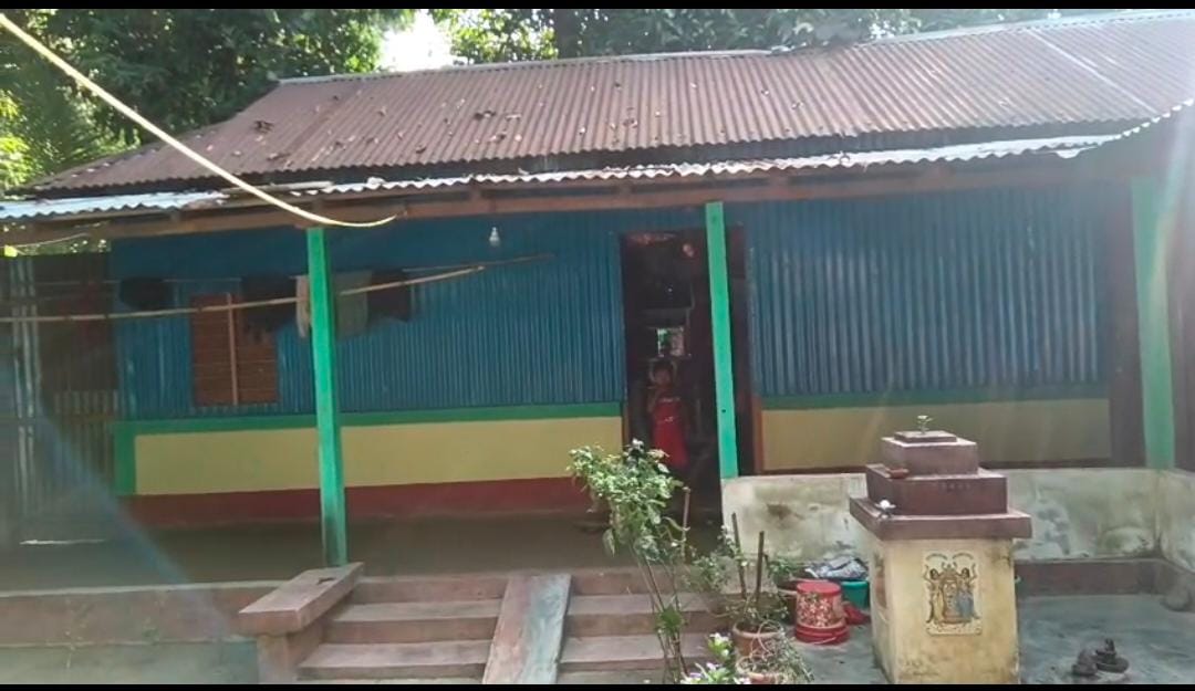 লকার ভেঙে দুঃসাহসিক চুরি জামালদহে , লক্ষাধিক টাকার জিনিস খোয়ালেন বর্মণ দম্পতি