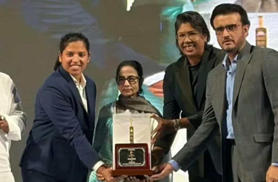 নন্দনকাননে বঙ্গকন্যা বরণ , রিচাকে বঙ্গভূষণ উপাধি রাজ্য সরকারের