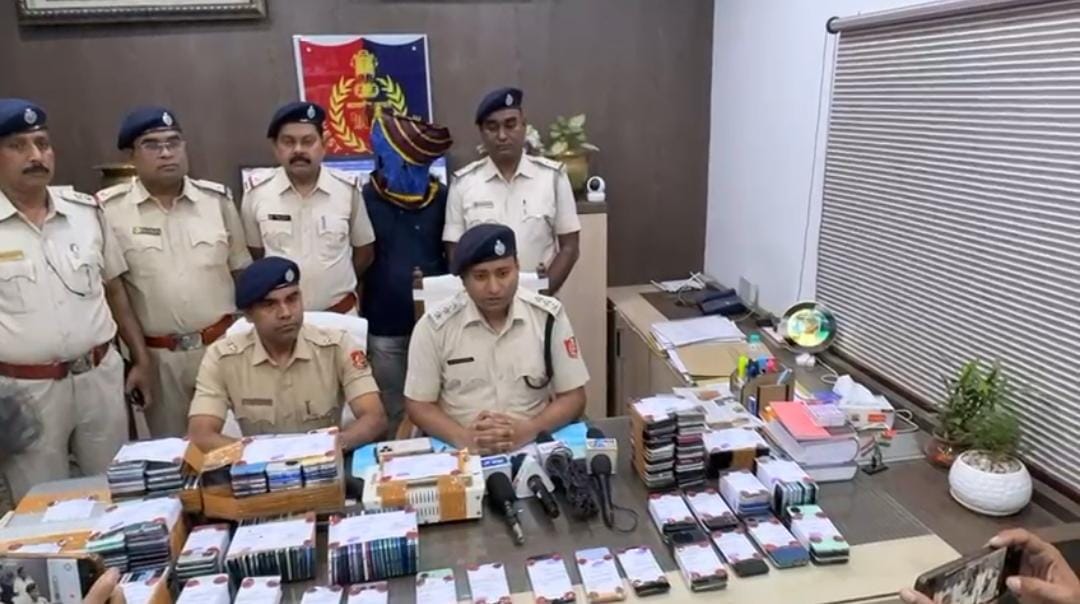 ছলেবলে ৩৯ টা আইফোন চুরি , পুলিশের জালে চোর