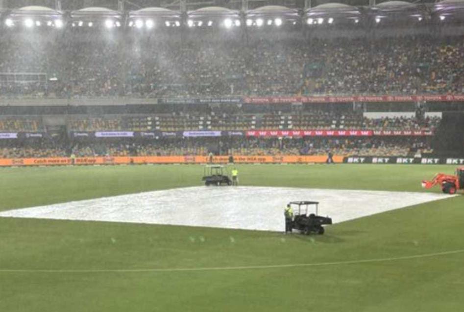 টি টোয়েন্টি সিরিজ , বৃষ্টিবিঘ্নিত শেষ ম্যাচ , অজিভূমিতে বাজিমাত ভারতের , সিরিজ সেরার পুরস্কার অভিষেকের