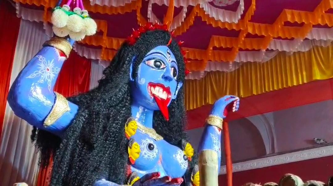 বালুরঘাটে শুরু ঐতিহ্যবাহী বোল্লা কালীপুজো , দেবীর দর্শনে আগমণ লক্ষাধিক ভক্তর