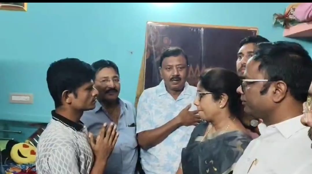 SIR আতঙ্কে একের পর এক মৃত্যু , টিটাগড়ে কাকলি সরকারের পরিবারের পাশে অভিষেকের টিম