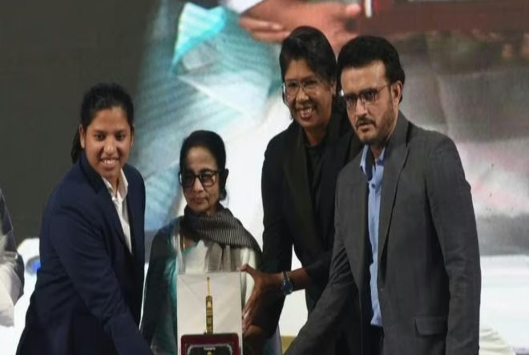 আমরা যেন একদিন বলি রিচা ভারতের অধিনায়ক , নিজের ঘরে রিচাকে অভিনন্দন সৌরভের