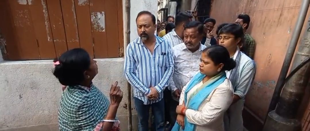 ভোটার তালিকা সংশোধন ঘিরে আত্মহত্যা বিতর্ক , শেওড়াফুলিতে মৃত যৌনকর্মীর পরিবারের পাশে তৃণমূল