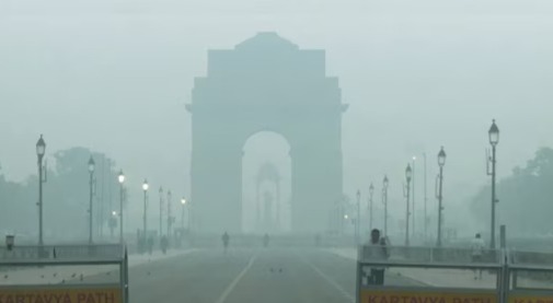ধোঁয়াশার চাদরে মোড়া দিল্লি, বাতাসের গুনগত মান ৪০০ ছুঁইছুঁই