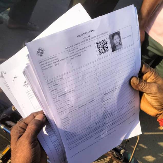 SIR আবহে নয়া চাঞ্চল্য , কালনায় রাজ্য সড়কের পাশে উদ্ধার এনুমারেশন ফর্ম