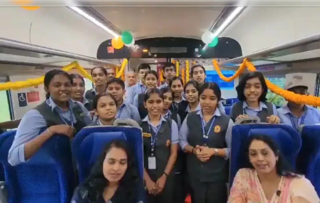 রেলের অনুষ্ঠানে পড়ুয়াদের কণ্ঠে আরএসএস-এর গণ গীত! তীব্র সমালোচনা কেরলের মুখ্যমন্ত্রীর