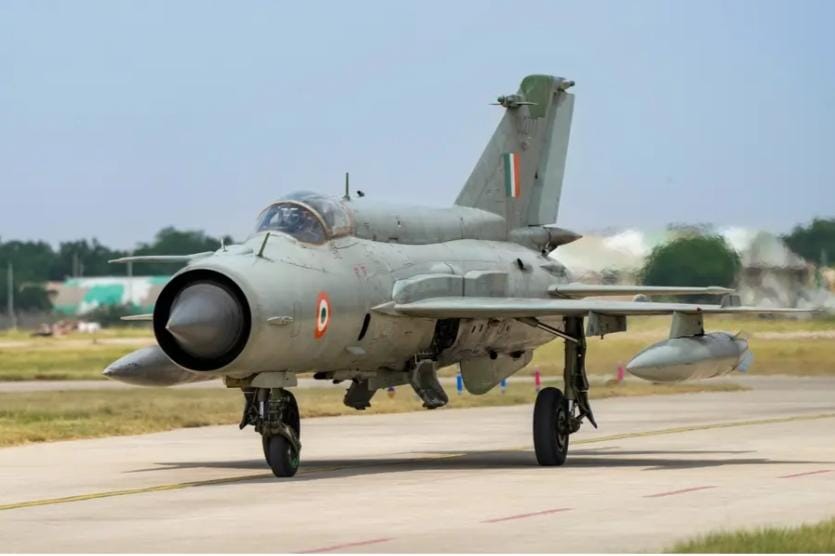 ৬২ বছরের গৌরবময় যাত্রার পরও আকাশে ফিরছে ভারতীয় বায়ুসেনার ‘মিগ-২১’