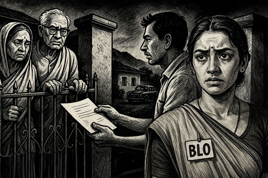 SIR ফর্ম বিলি করছেন BLO-র স্বামী ,ভাইরাল ভিডিও ঘিরে তোলপাড় পিংলা