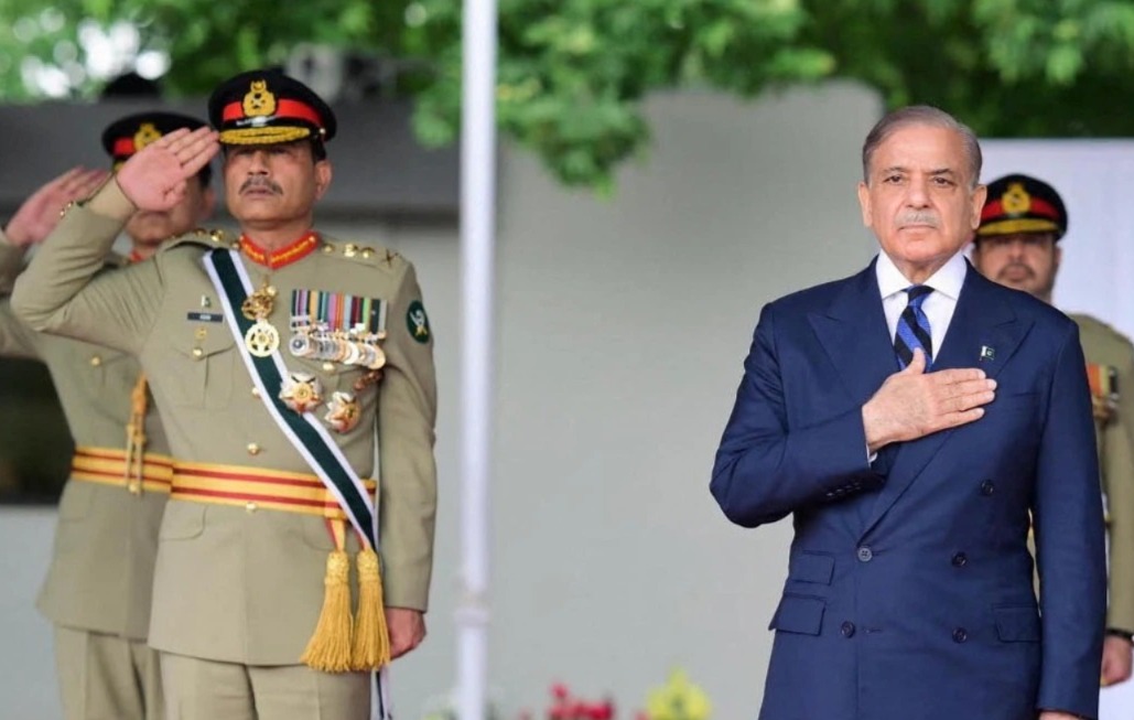 মুনিরের ক্ষমতা বৃদ্ধি! পাক পার্লামেন্টে সংবিধান সংশোধনী বিল পেশ