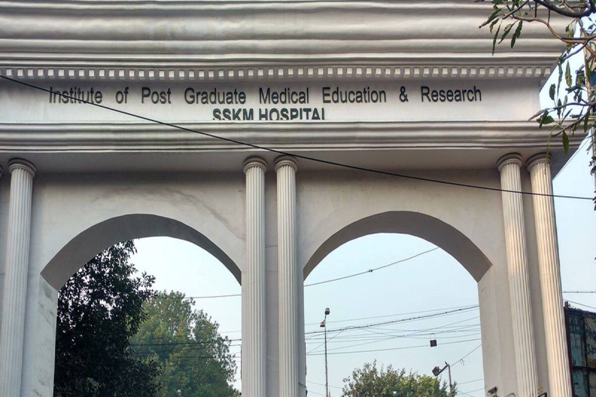 রাজ্যের নামী হাসপাতালে বিশৃঙ্খলা , এসএসকেএমে মোবাইল চোর সন্দেহে যুবককে বেধড়ক মারধর