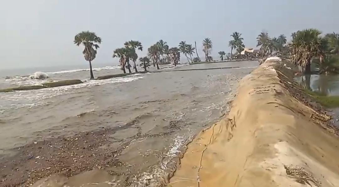 নয়ানির্মিত রিংবাঁধ উপচে জলের তলায় গোবর্ধনপুর , ঘরছাড়া ৪০ টি পরিবার