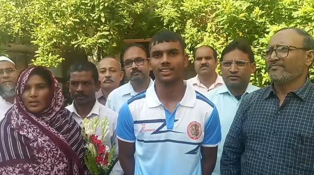 গর্বে বুক ফুলে উঠল দিন মজুর বাবার , রাজ্যস্তরের জ্যাভলিন প্রতিযোগিতায় বিরাট সাফল্য ছেলের