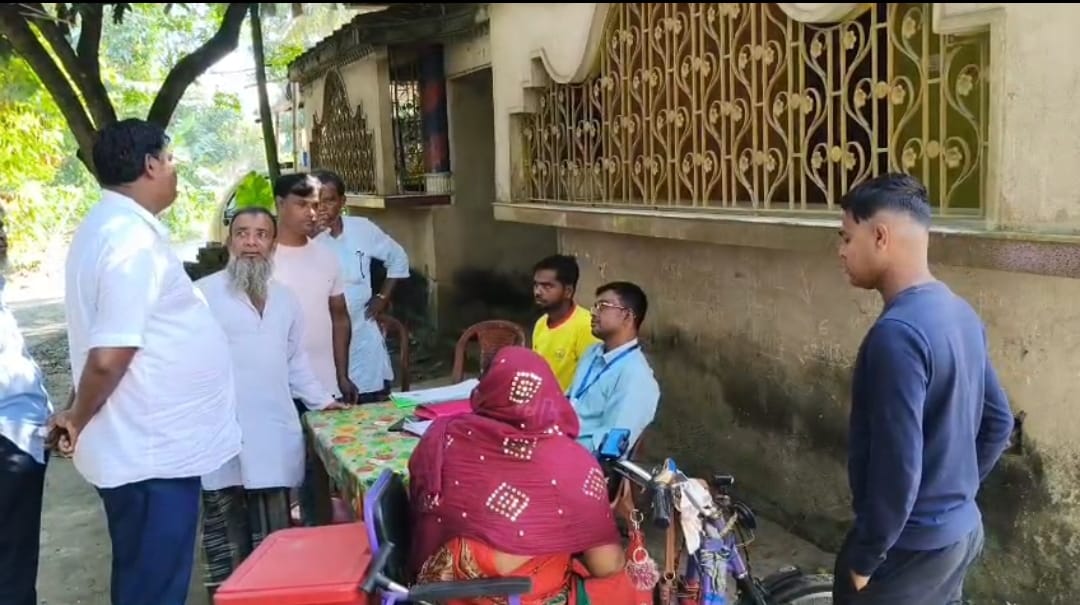 SIR ফর্ম বিতরণ নিয়ে বিতর্ক , ভাঙড়ে তৃণমূল প্রধানের উঠোনে ফর্ম বিলির অভিযোগ BLO র বিরুদ্ধে