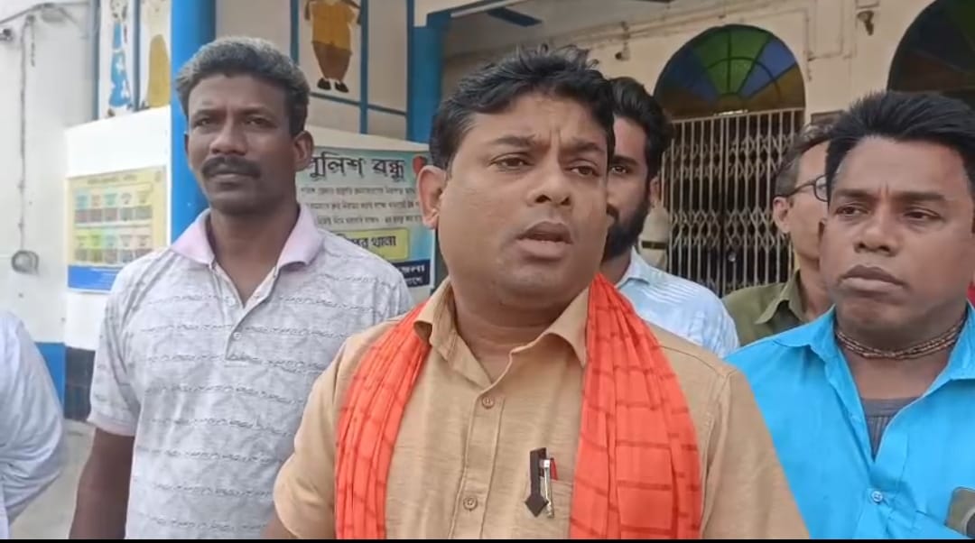 কথার জেরে ফের বিতর্কে , হিন্দু ধর্মকে অপমানের অভিযোগে কবীর সুমনের বিরুদ্ধে থানায় দ্বারস্থ বিজেপি