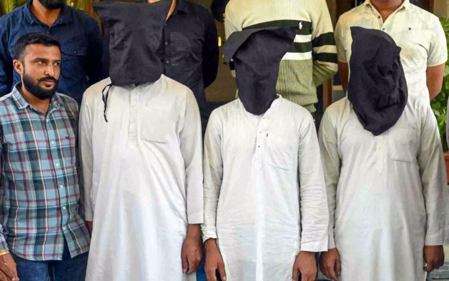 গুজরাতে রাসায়নিক অস্ত্র ব্যবহার করে নাশকতার ছক! গ্রেফতার ৩ জঙ্গি