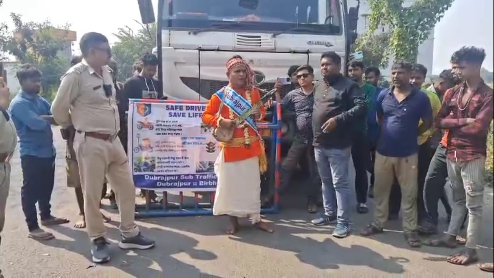 রাস্তায় দাঁড়িয়ে বাউল চাইছেন সিভিক ভলান্টিয়ার , অমলিন দৃশ্য দুবরাজপুরে