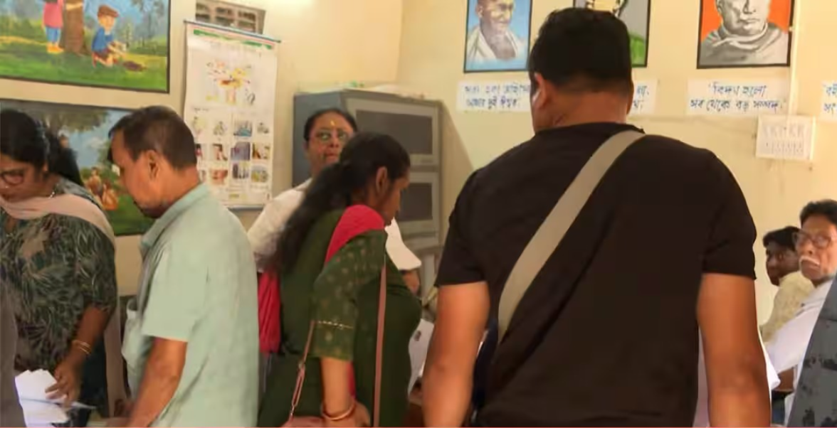 খাস কলকাতায় স্কুলে বসে SIR ফর্ম বিলি , বিতর্কের মুখে নিউ আলিপুরের BLO দের ভূমিকা