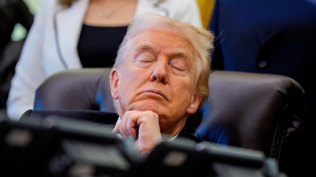 সরকারি অনুষ্ঠানের মাঝে গভীর ঘুমে ট্রাম্প! ভাইরাল ভিডিও