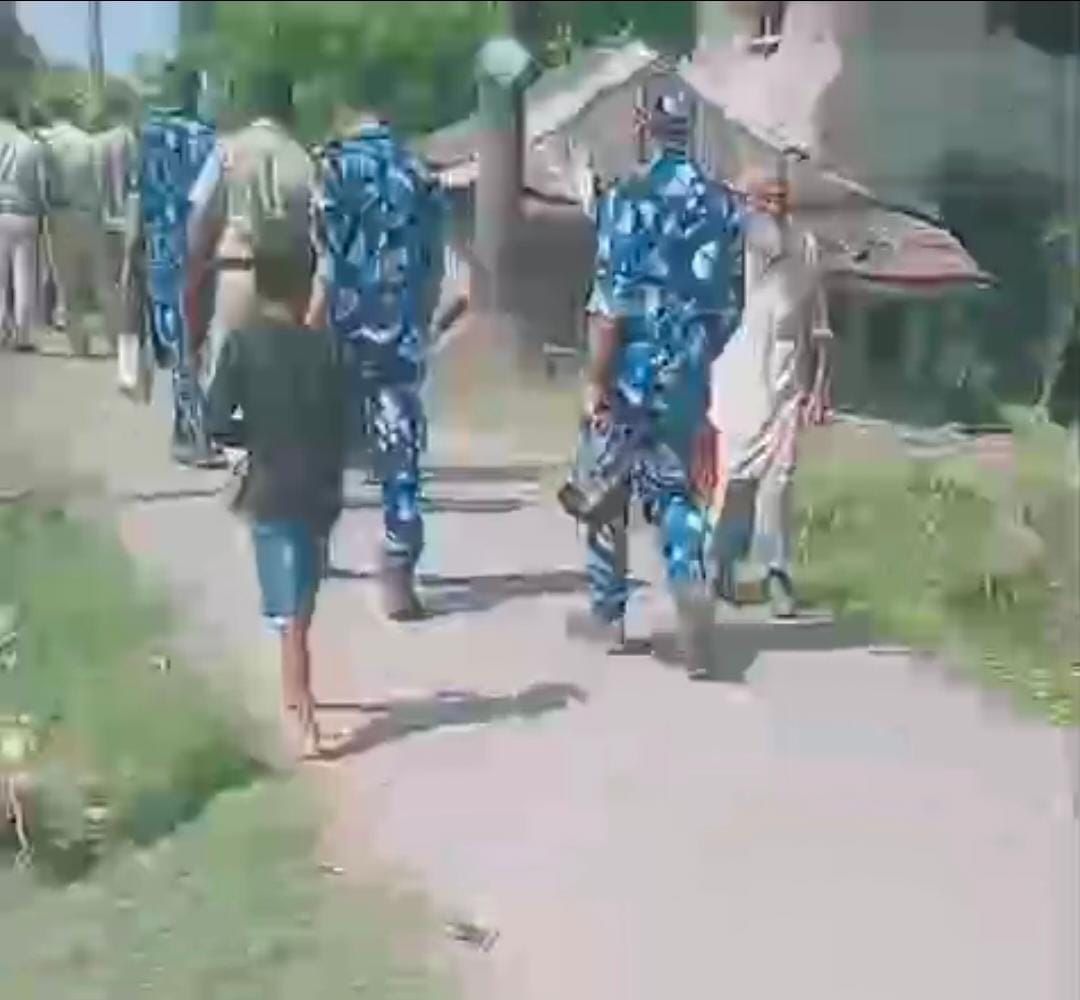 জমি নিয়ে চিটিংবাজি , ২ পরিবারের সংঘর্ষে অগ্নিগর্ভ গ্রাম