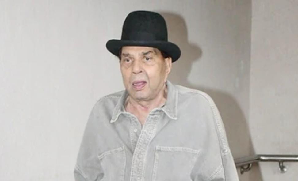 আচমকা ভেন্টিলেটরে ধর্মেন্দ্র , খবর ছড়াতেই বি টাউনে উদ্বেগ