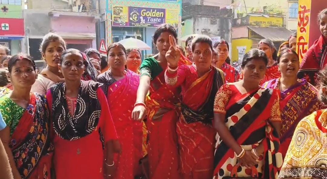 গ্রাহকসেবা কেন্দ্র খুলে কোটি কোটি টাকা লুঠ , পুলিশের বিরুদ্ধে তীব্র প্রতিবাদ মহিলাদের