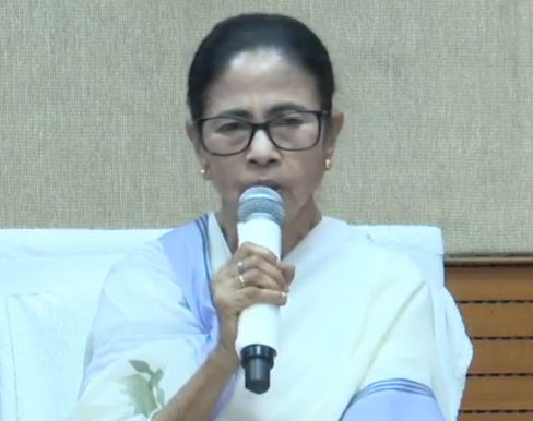 শকুনিবাবুরা এতো মানুষের প্রাণ কাড়ছে তাও লজ্জা নেই , SIR নিয়ে কেন্দ্রকে তুলোধনা মমতার