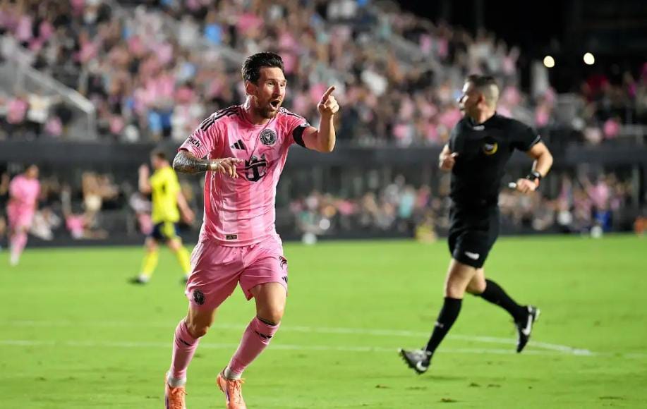 ফুটবলে নতুন বিশ্বরেকর্ড , রোনাল্ডোকে টপকে ফের শীর্ষে মেসি