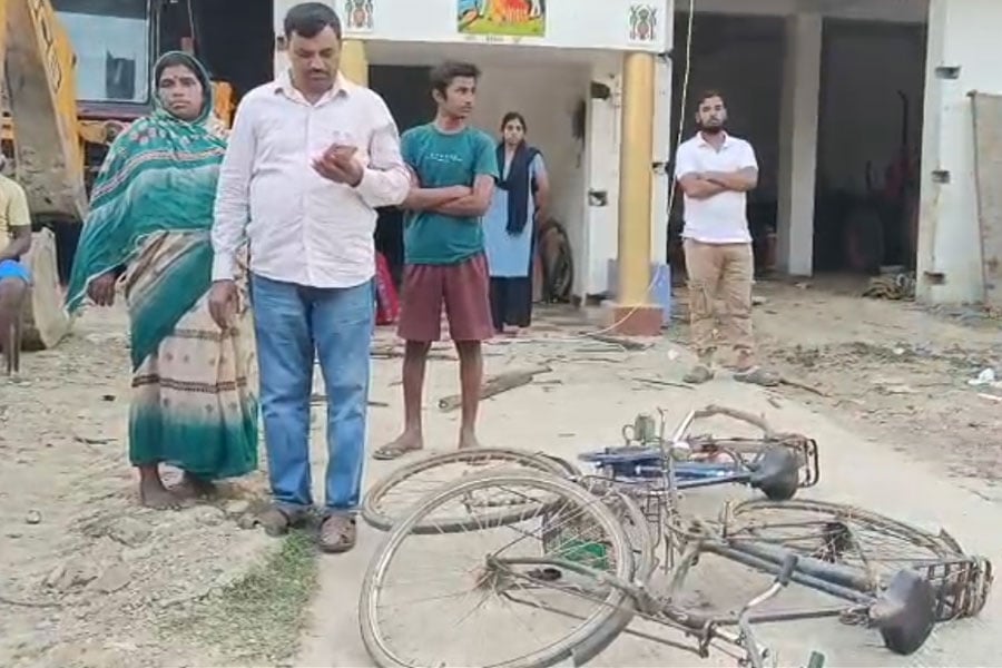 জমি কেনার কাটমানি নিয়ে উত্তেজনা , বিজেপি নেতার বাড়িতে হামলার অভিযোগ