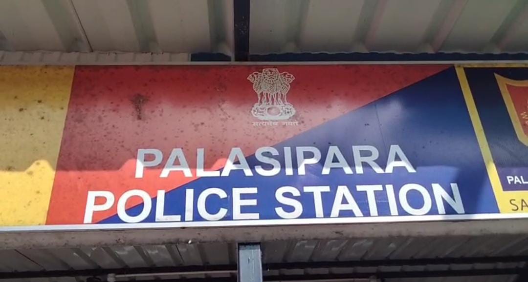 প্রেমের প্রস্তাবে রাজি না হওয়ায় কোপানোর চেষ্টা , গ্রেফতার যুবক , আশঙ্কাজনক অবস্থায় হাসপাতালে যুবতী