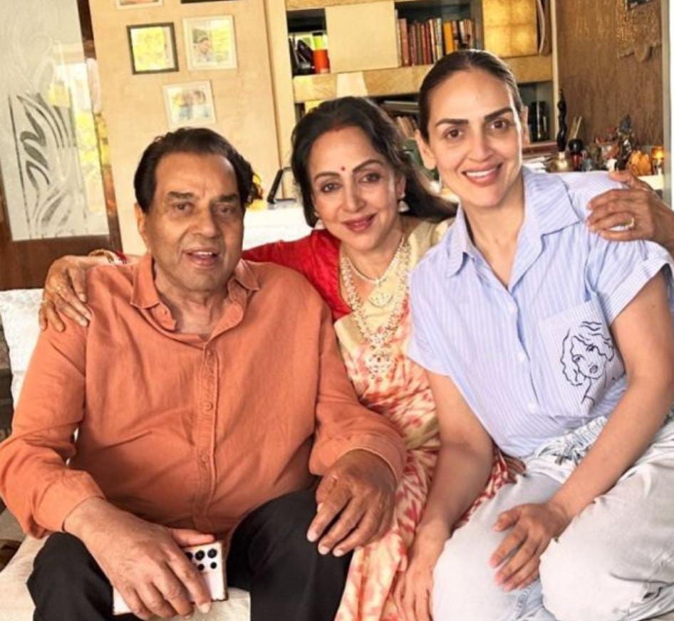 ক্রমশ চিকিৎসায় সাড়া দিচ্ছেন , অবস্থা স্থিতিশীল , বাবার মৃত্যু গুজব উড়িয়ে দিলেন ইশা