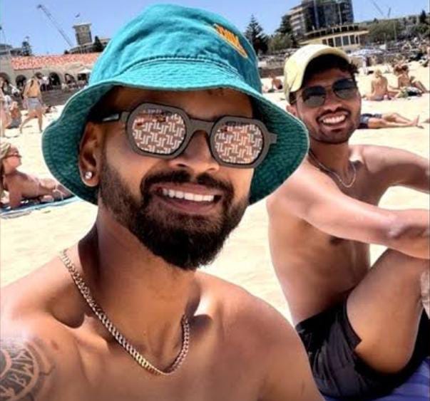 হাসপাতাল থেকে ছাড়া পেয়ে প্রথমবার প্রকাশ্যে , সমুদ্রসৈকতে ছুটি কাটাচ্ছেন শ্রেয়স