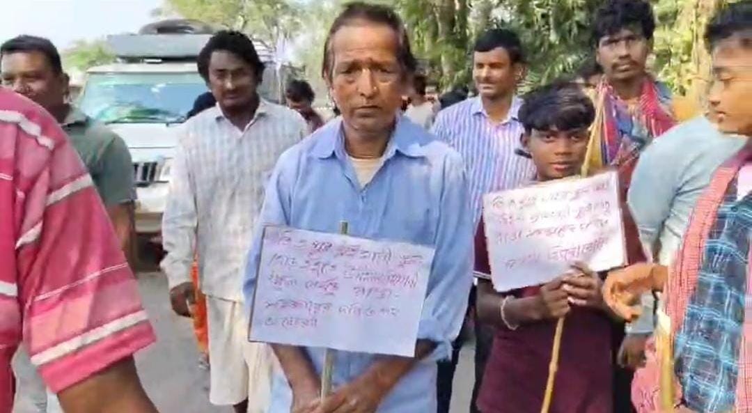 বেহাল রাস্তা , সড়ক নির্মাণের দাবিতে পথ অবরোধ ক্ষিপ্ত গ্রামবাসীর