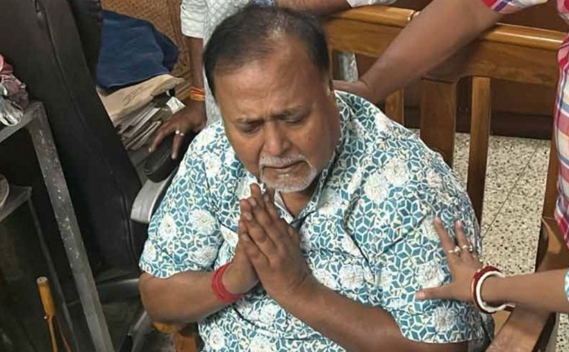 বাড়ি পৌঁছতেই পার্থকে বরণ, ‘সত্যের জয়’, জানালেন আইনজীবী