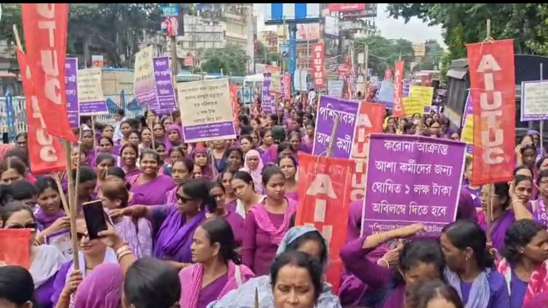 কালীঘাটে মুখ্যমন্ত্রীর কাছে ডেপুটেশন, রাস্তায় নেমে আন্দোলনে আশা ও পৌর স্বাস্থ্যকর্মীরা