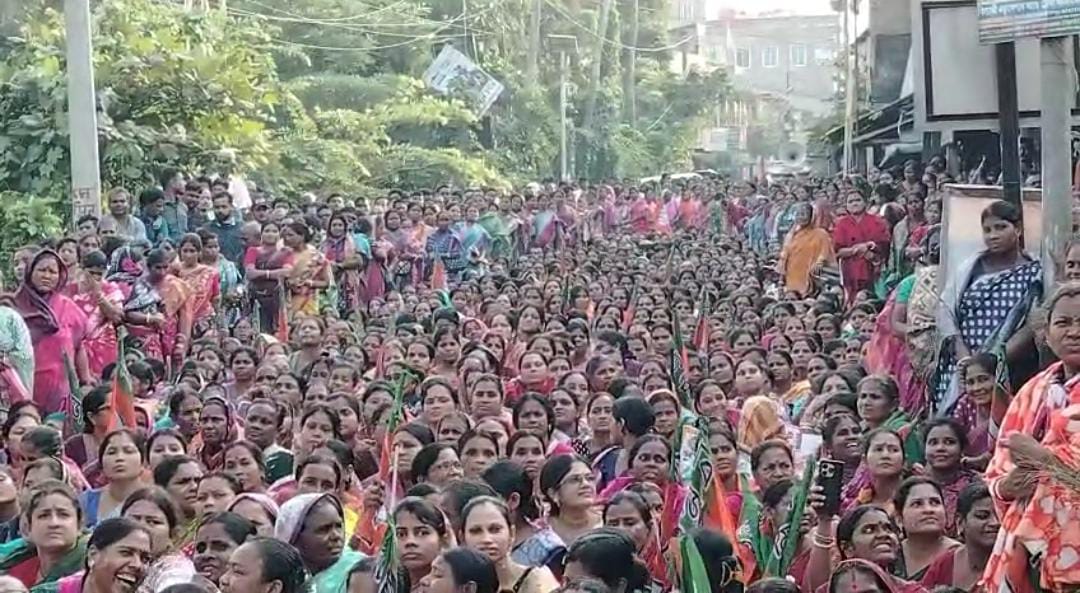 তিন মাস বন্ধ লক্ষী ভান্ডার , ঝাঁটা হাতে বিডিও অফিসের সামনে বিক্ষোভ মহিলাদের