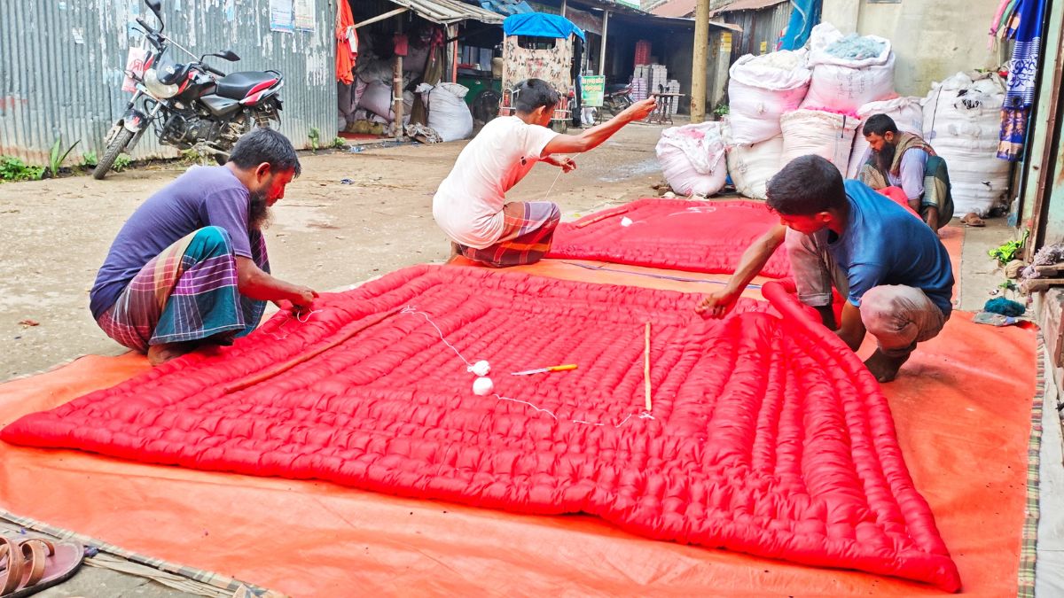 শীত প্রায় দোরগোড়ায় ! হালকা হিমের আভাস পেতেই ব্যস্ততা তুঙ্গে লেপ তৈরির কারিগরদের