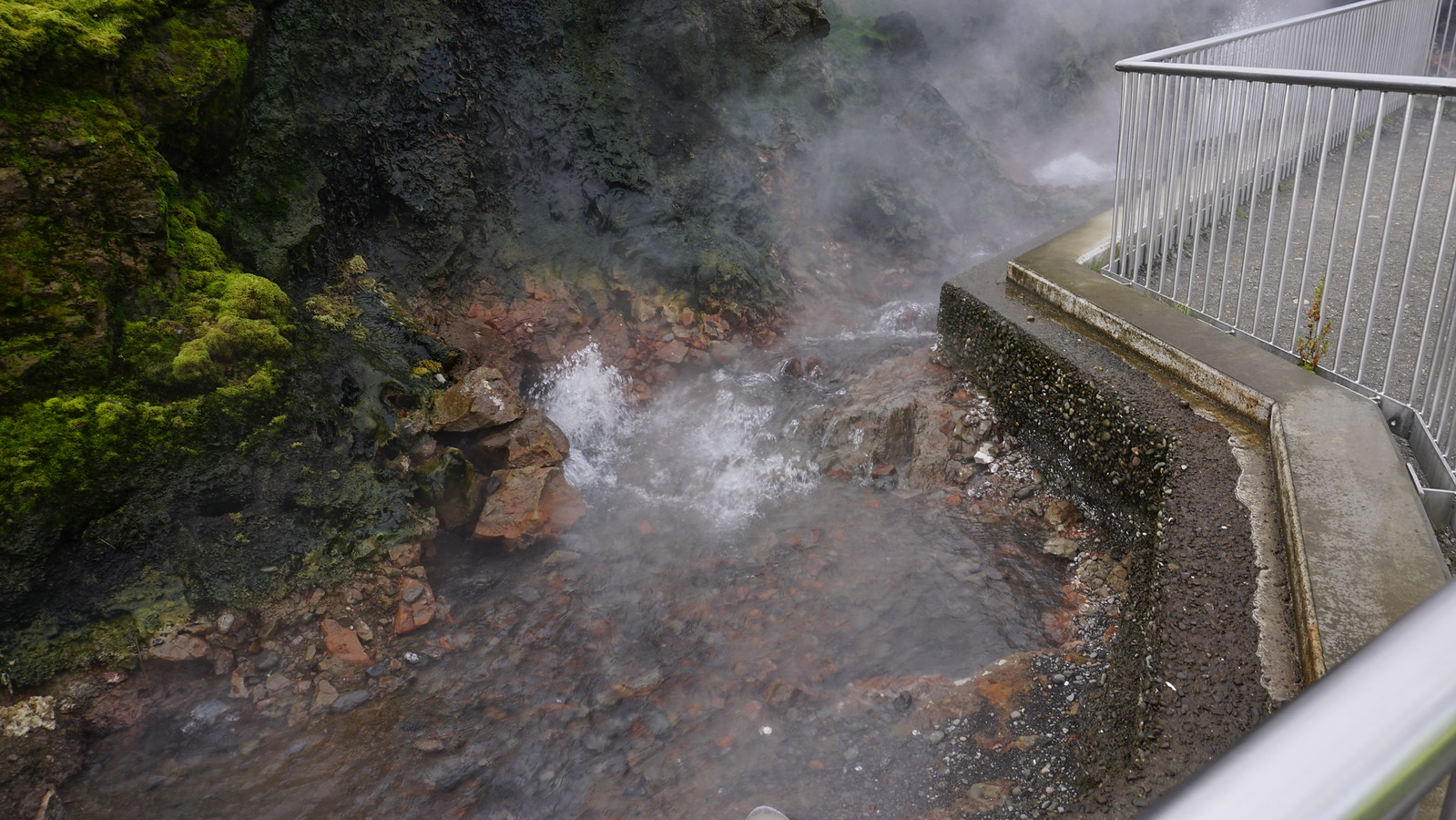 মাটি ফুঁড়ে বেরিয়ে আসছে ফুটন্ত জল , পশ্চিমবঙ্গের কোথায় আছে এমন জায়গা