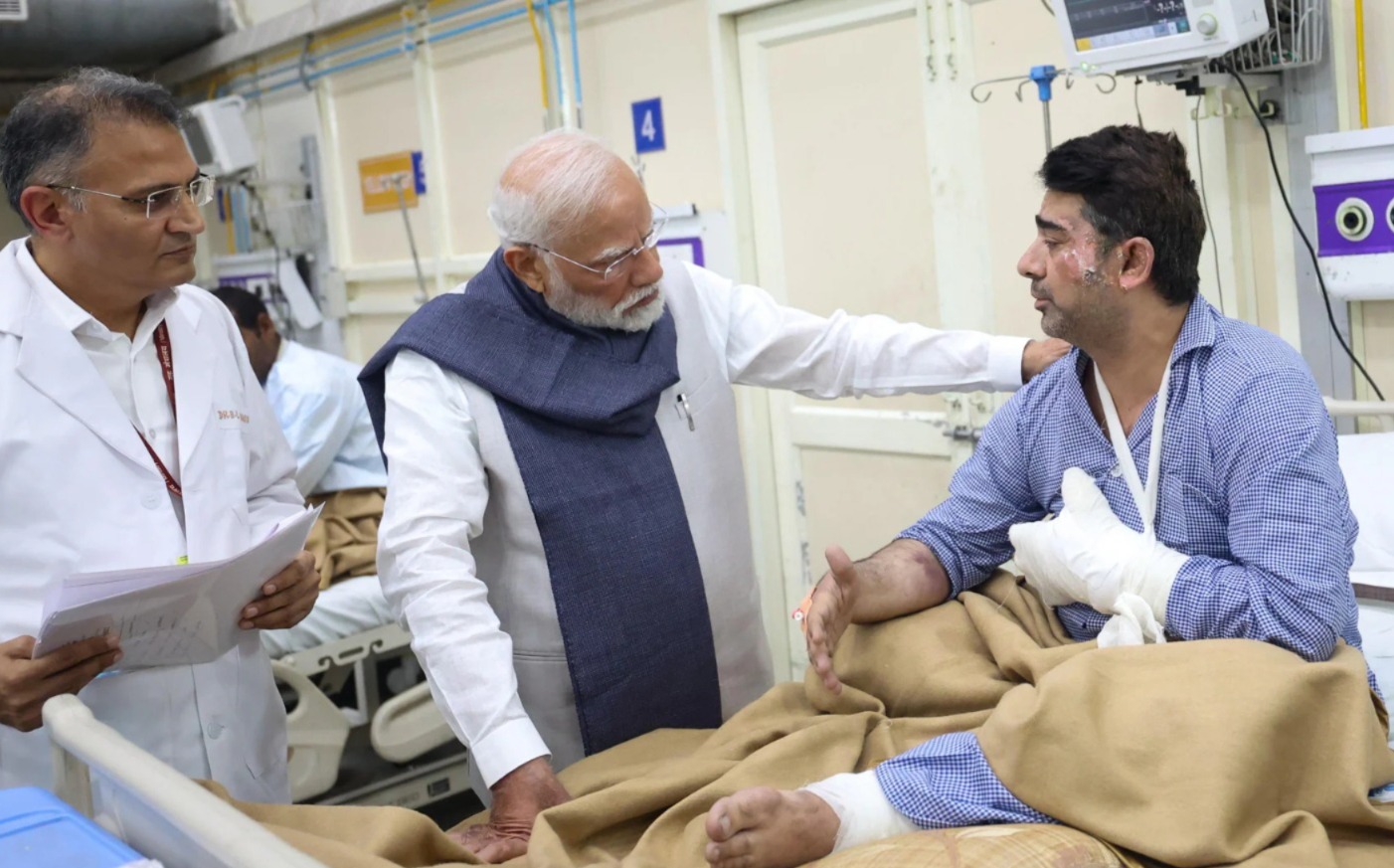 দেশে ফিরেই দিল্লি বিস্ফোরণে আহতদের সঙ্গে দেখা প্রধানমন্ত্রীর