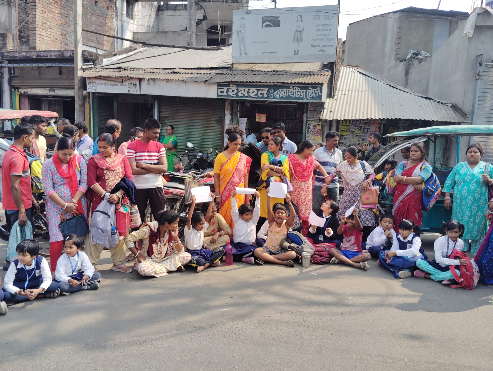 হেলে রয়েছে স্কুলের বিল্ডিং , শিশুদের নিরাপত্তা নিয়ে হেলদোল নেই প্রশাসনের