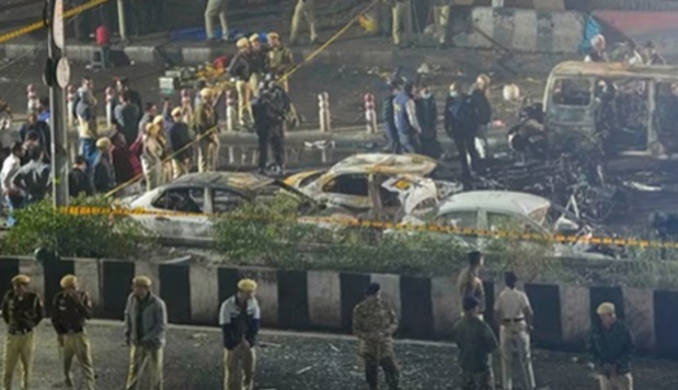 দিল্লি বিস্ফোরণকাণ্ডে তিনটি গাড়ি ব্যবহারের অনুমান, মৃতের সংখ্যা বেড়ে ১৩