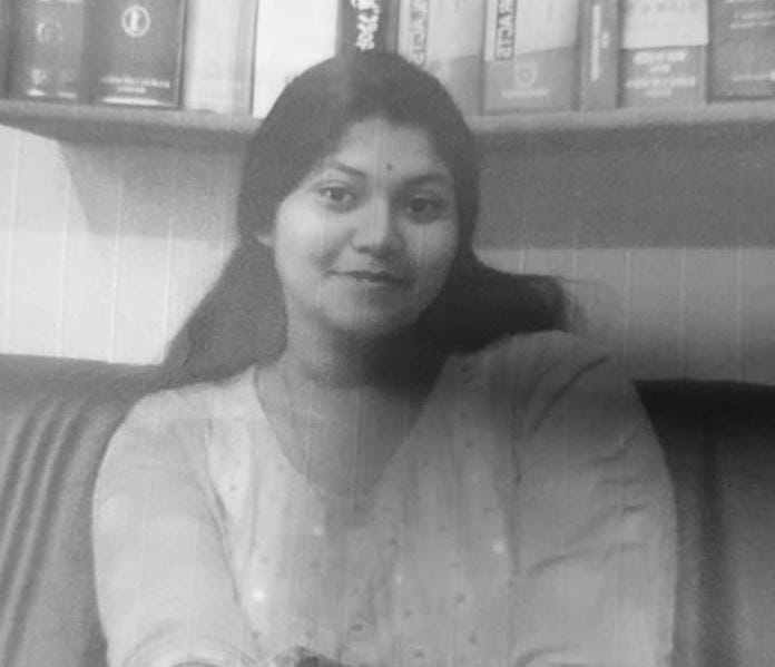 কাকদ্বীপে আইনজীবীর চেম্বার থেকে উদ্ধার আইনের ছাত্রীর ঝুলন্ত দেহ , মৃত্যু নিয়ে উঠছে প্রশ্ন